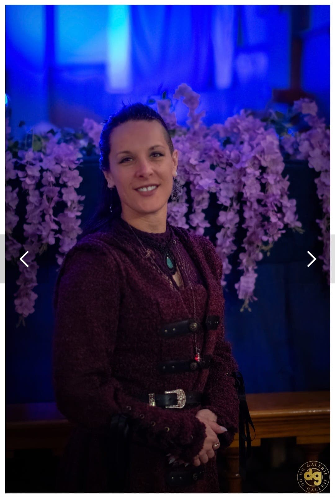 Noctura Anna entouree de fleurs